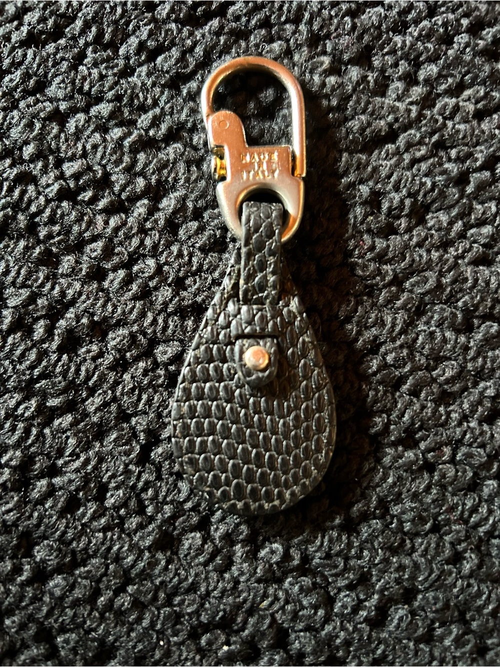 Vintage Gucci Black Leather Key Holder with Gold-Tone Logo - Picture 2 of 2